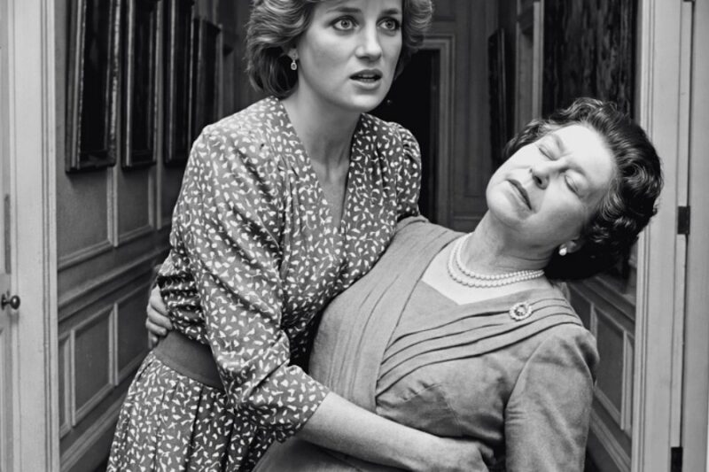 Queen Elizabeth Fainted in Palace Corridor – Princess Diana Caught Her and This Happened –  Hw
